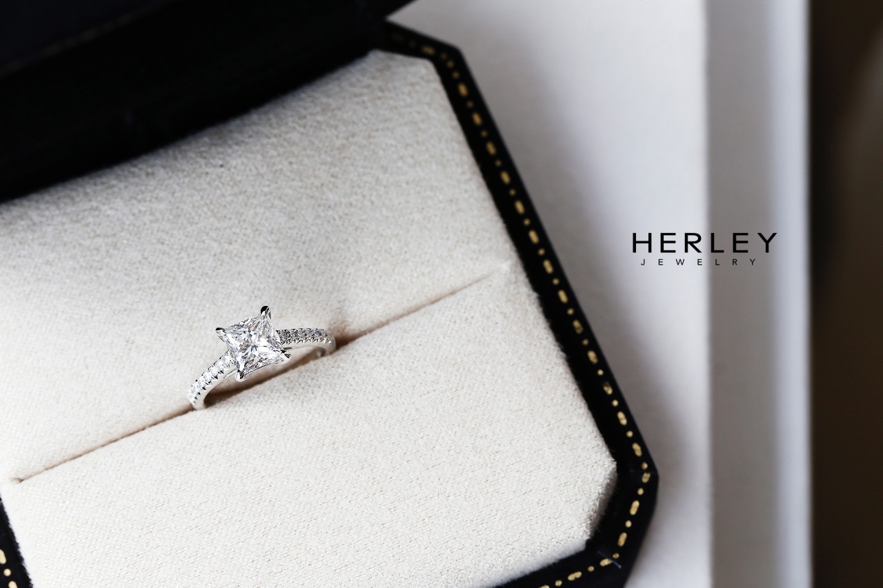 鉑金（Pt950）：冷白色調，讓高色階鑽石更純粹