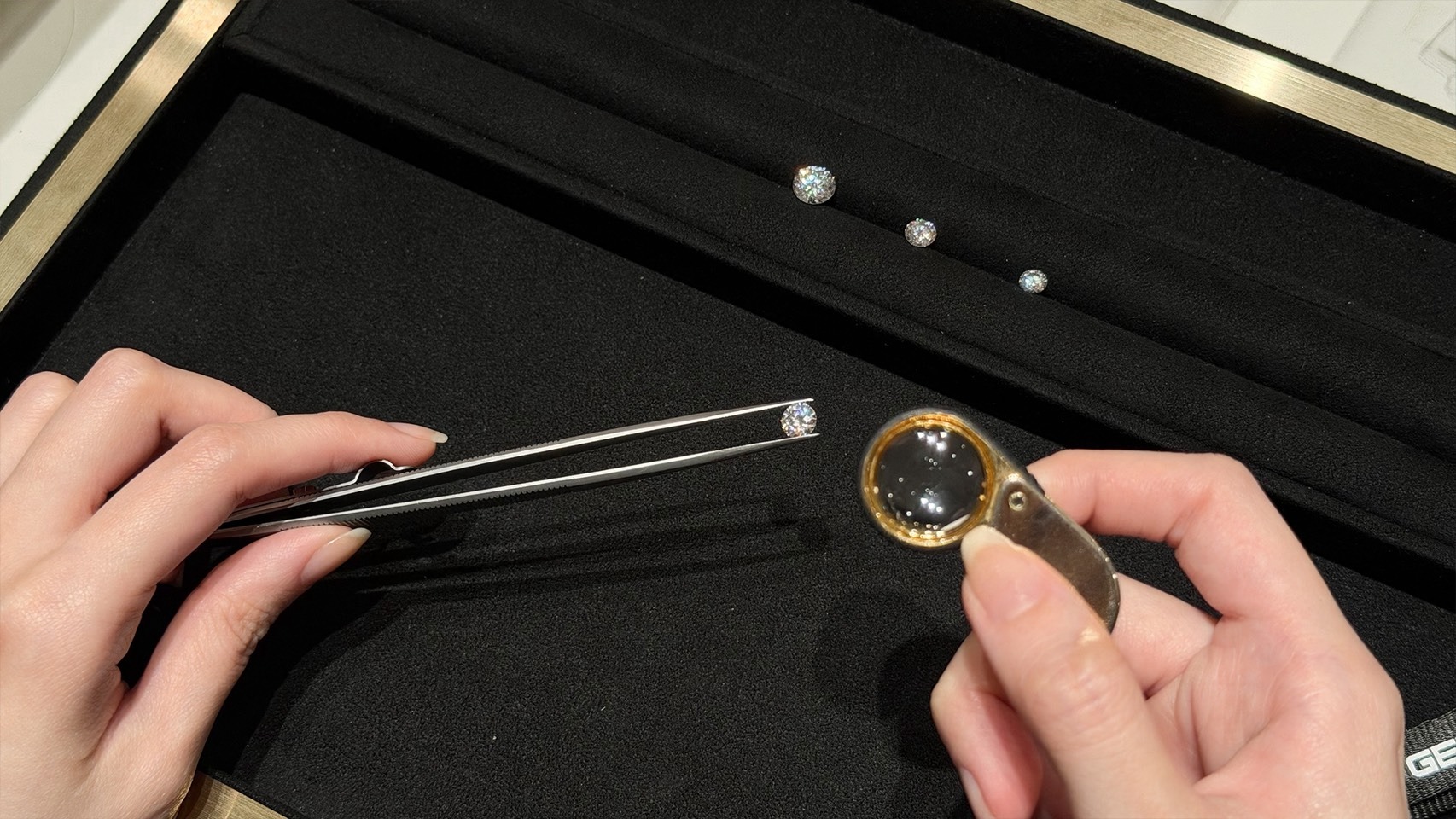 2026 最新求婚戒指價位怎麼抓?30 分、50 分、一克拉鑽戒價格解析 2 求婚戒指價位怎麼抓?影響鑽戒價格的鑽石 4C關鍵因素