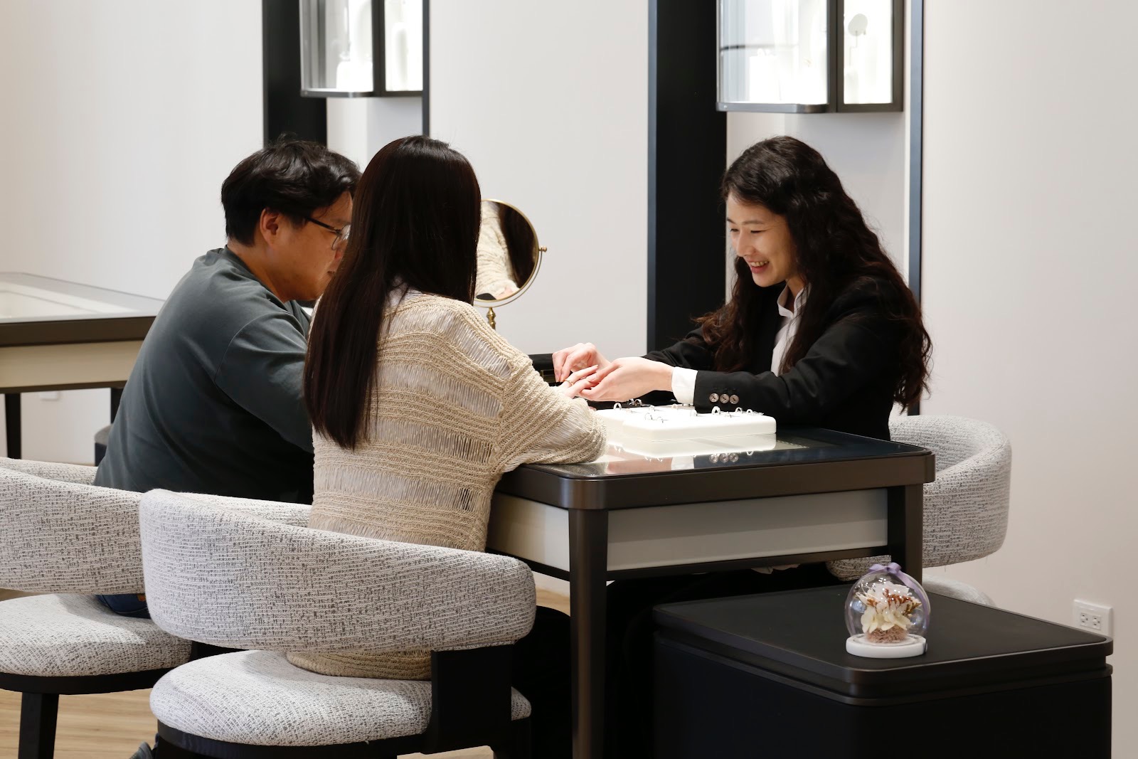 台中婚戒推薦|門市挑選指南與價格比較 6 HERLEY JEWELRY(赫利珠寶)深耕婚戒設計多年,提供從素材挑選到成品的完整客製流程,台北與台中皆設有門市,讓新人能夠親身體驗每一個細節的討論與確認。