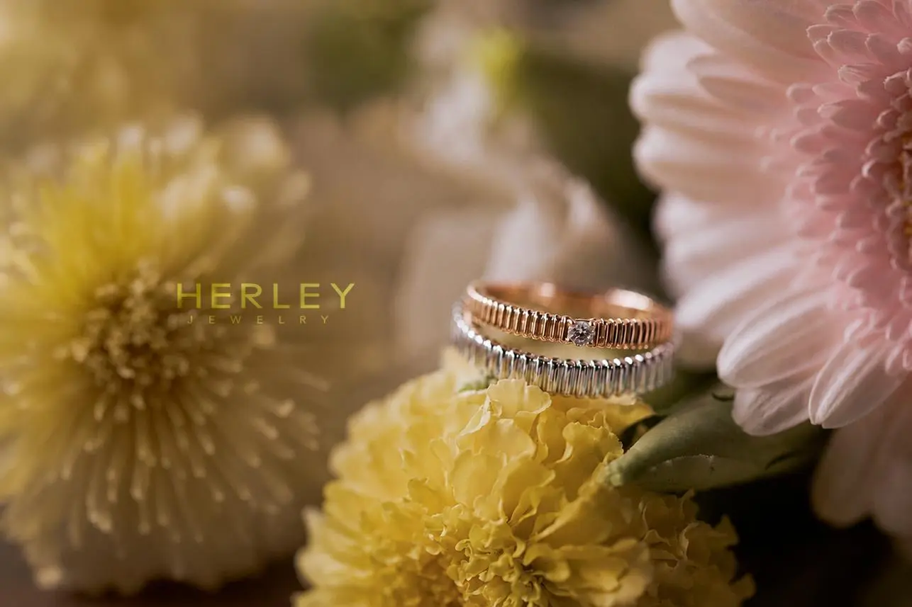 婚戒怎麼挑?結婚對戒試戴前必看 5 個挑選重點|HERLEY JEWELRY 2 HERLEY JEWELRY 對戒與花束合影-婚戒怎麼挑首圖