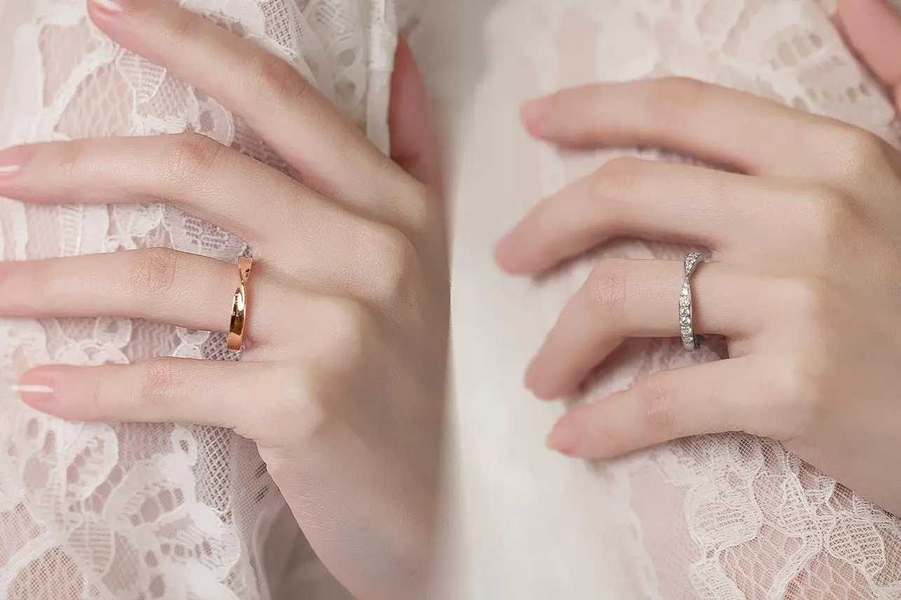 婚戒怎麼挑?結婚對戒試戴前必看 5 個挑選重點|HERLEY JEWELRY 5 新人手上配戴結婚對戒特寫