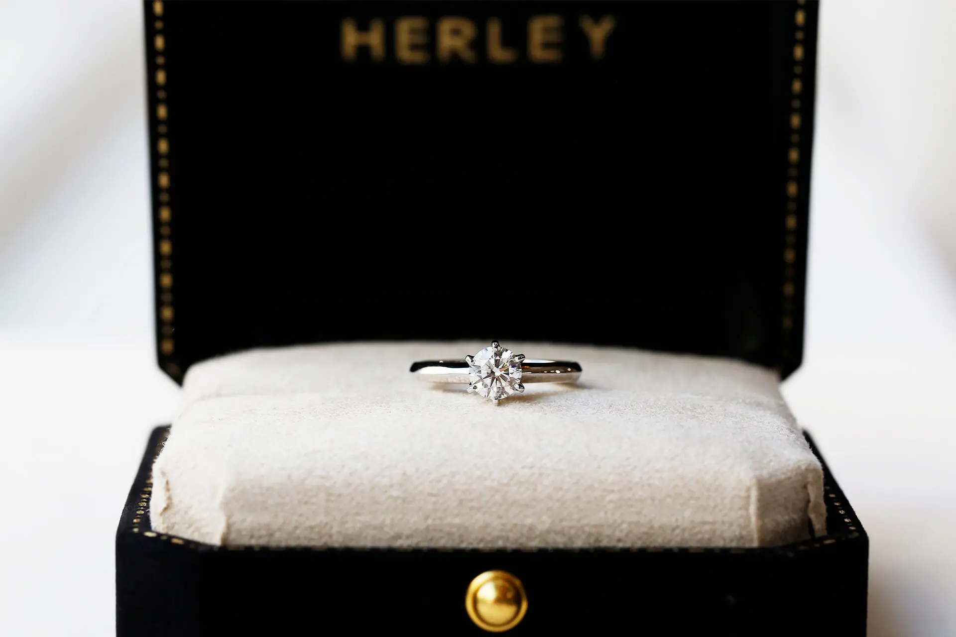 HERLEY JEWELRY 品牌鑽戒禮盒特寫