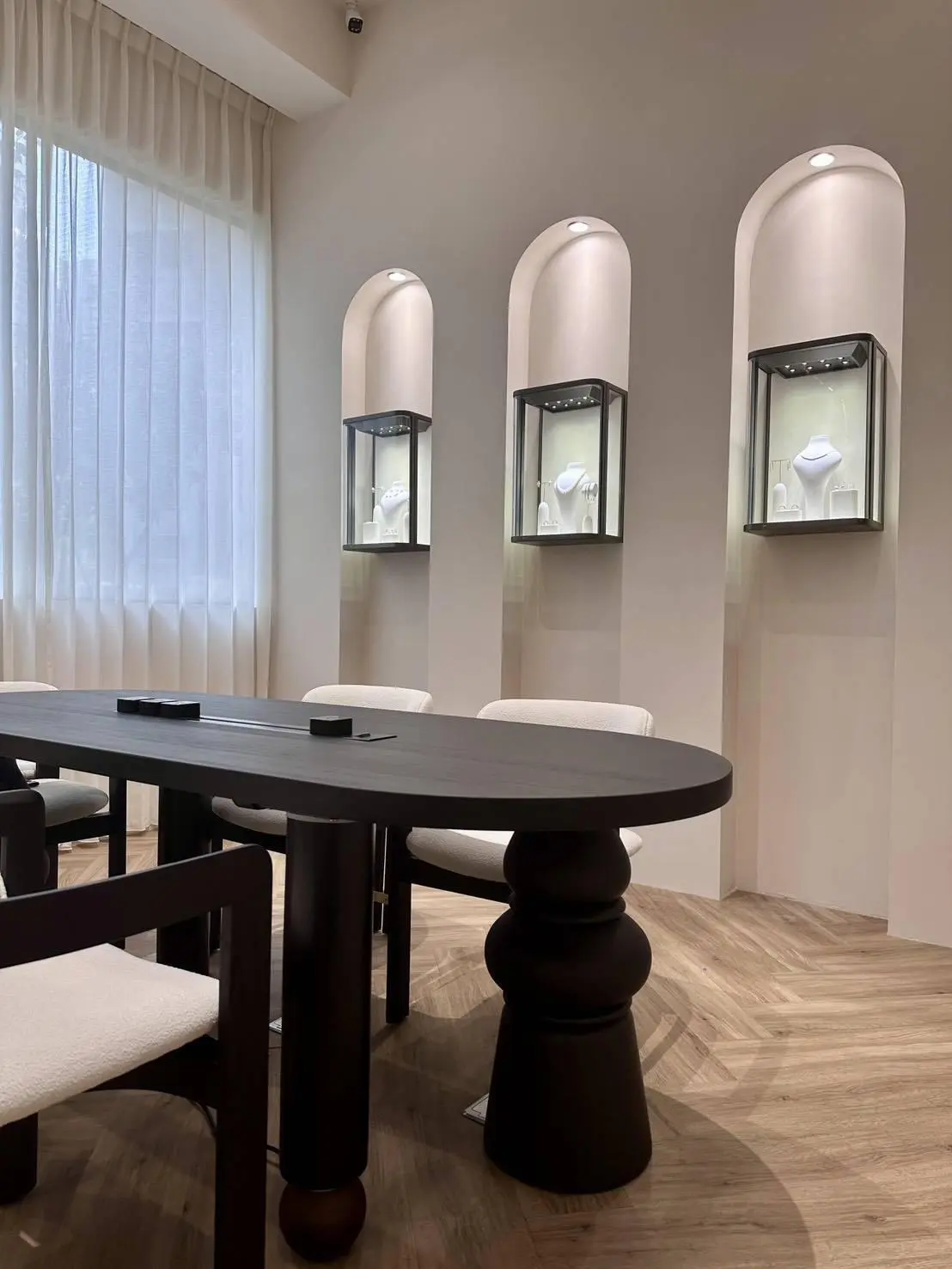 HERLEY JEWELRY 台中門市展示櫃與洽談區