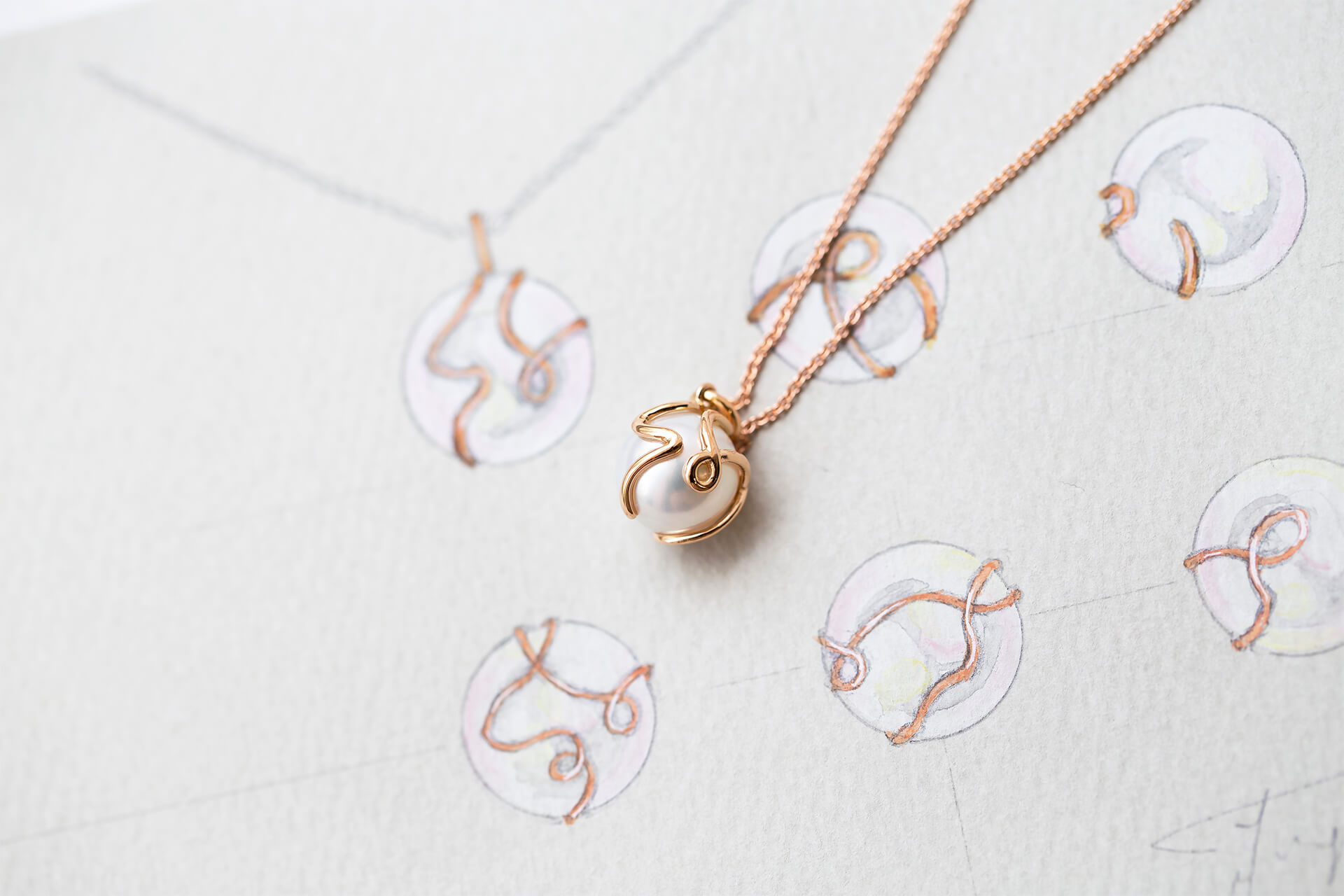 以一筆成形的方式完成不具像的兔子輪廓，18K玫瑰金與南洋珠的結合，成功呈現出送給媽媽溫暖且細膩的生日禮物。