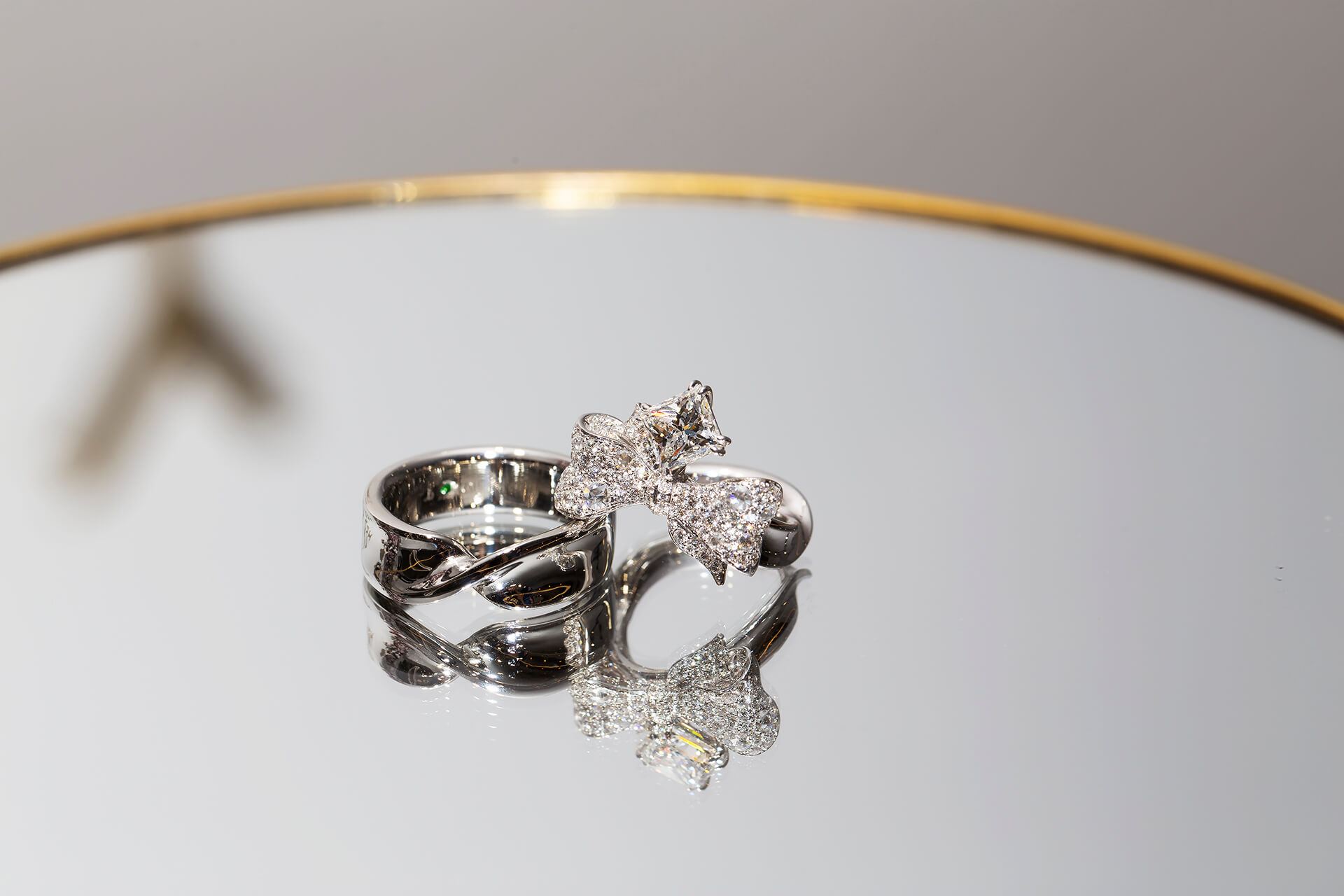 此珠寶設計以「彼此的禮物」為概念發想，以蝴蝶結和緞帶造型作為週年結婚對戒主軸