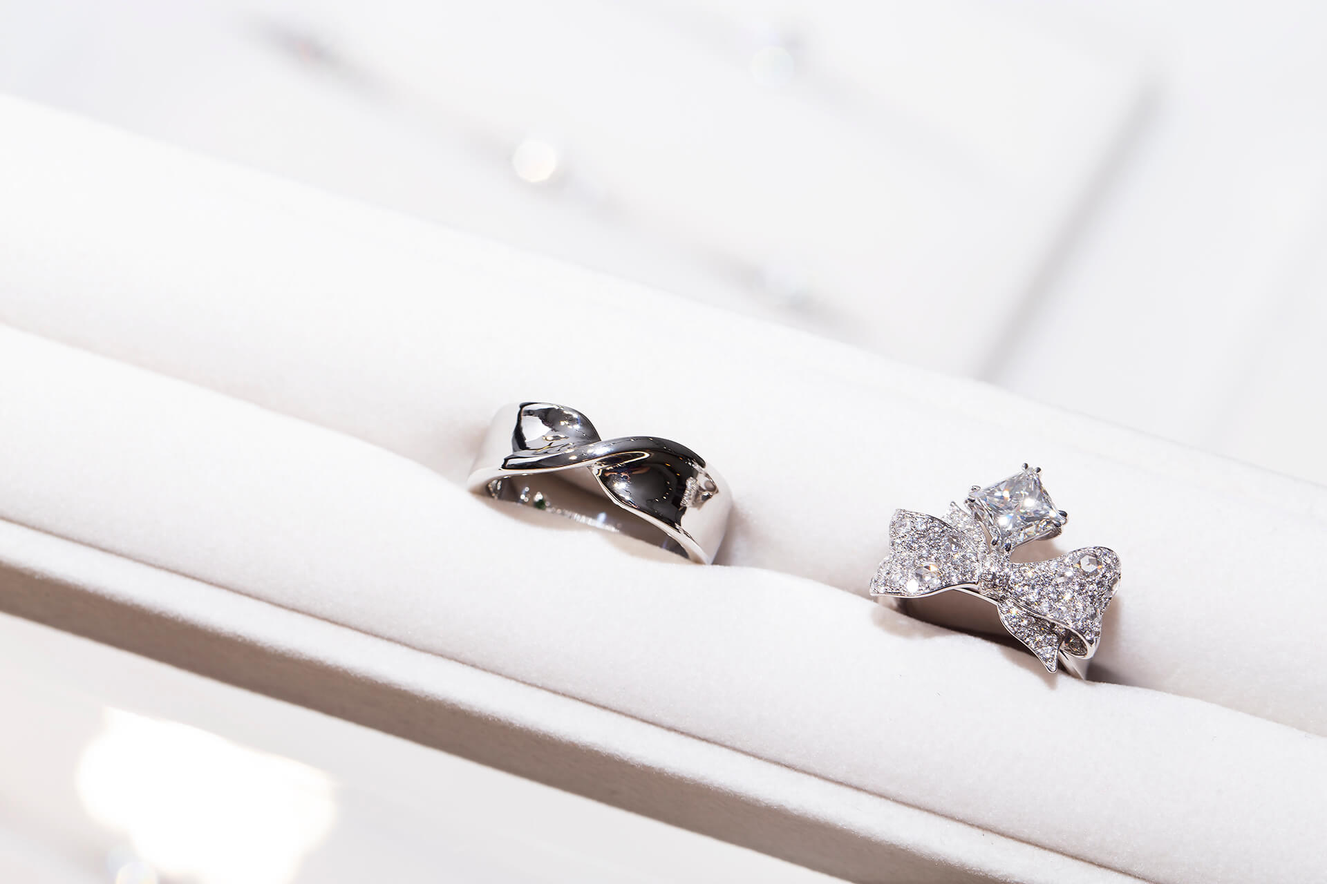 此珠寶設計以「彼此的禮物」為概念發想，用蝴蝶結的造型襯托1.7克拉的公主方鑽石
